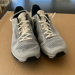 ON CLOUD- shoes- walking and cosstraining